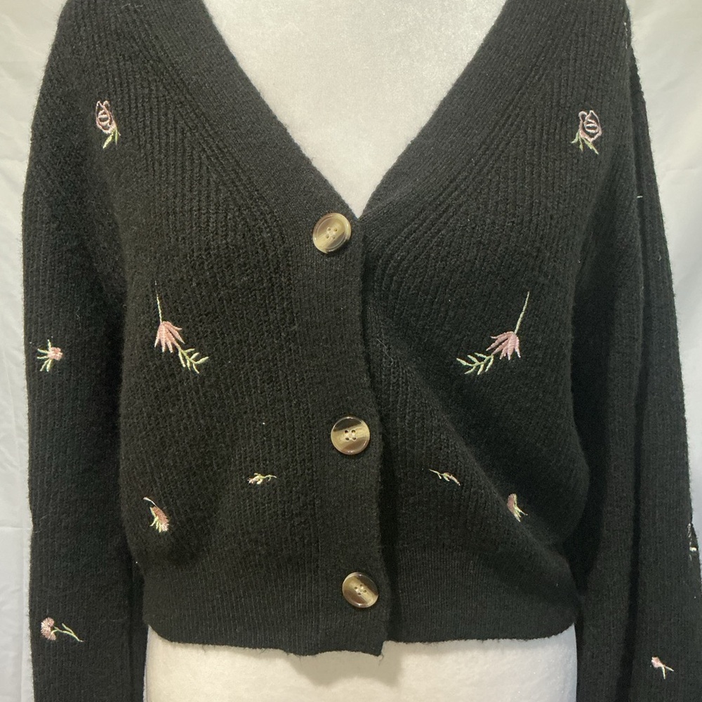 Black Cropped Cardigan Sweater with Allover Embroidered Flowers – Size M